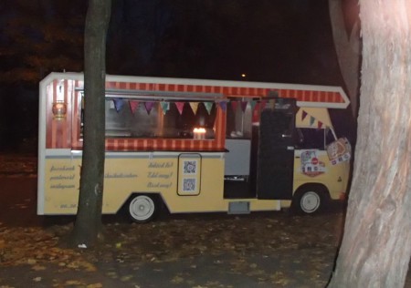 Terülj-terülj asztalkám a bulibuszból